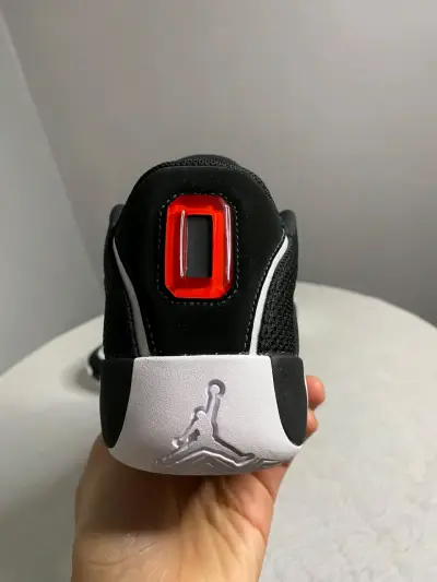 Zapatillas deportivas negras y rojas Jordan - miniatura 4