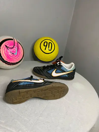 Zapatillas deportivas Nike indoor negras y azules - miniatura 1
