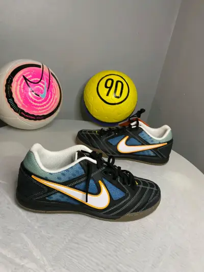 Zapatillas deportivas Nike indoor negras y azules - miniatura 2