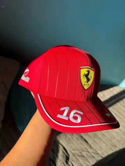 Gorra Ferrari roja con logo y número 16 - miniatura 1