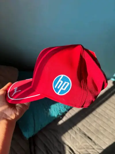 Gorra Ferrari roja con logo y número 16 - miniatura 3