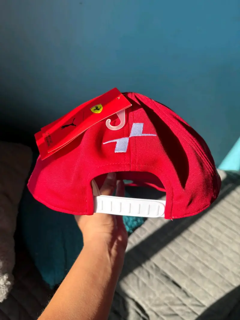 Gorra Ferrari roja con logo y número 16 - 5