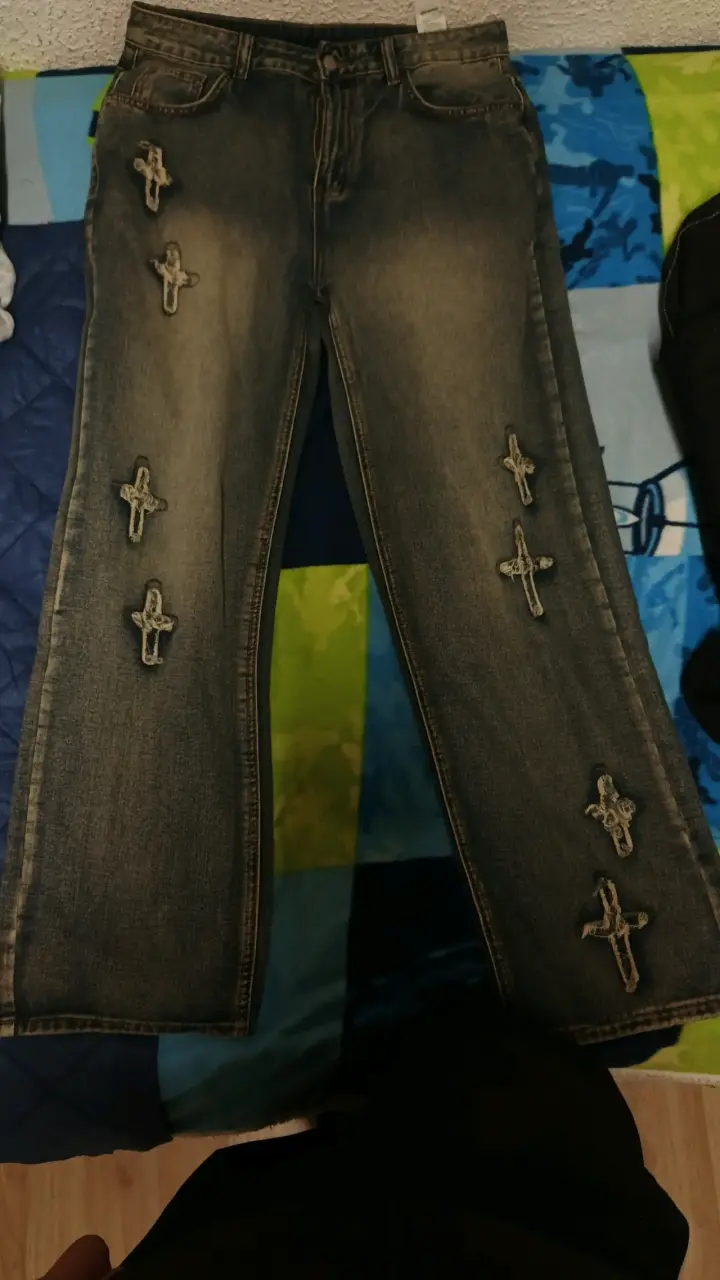 Jeans con diseño de cruces desgastados - 1