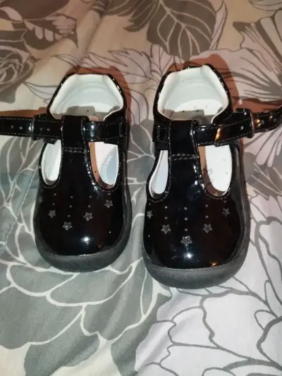 Zapatos de charol negro para niña con estrellas - miniatura 1