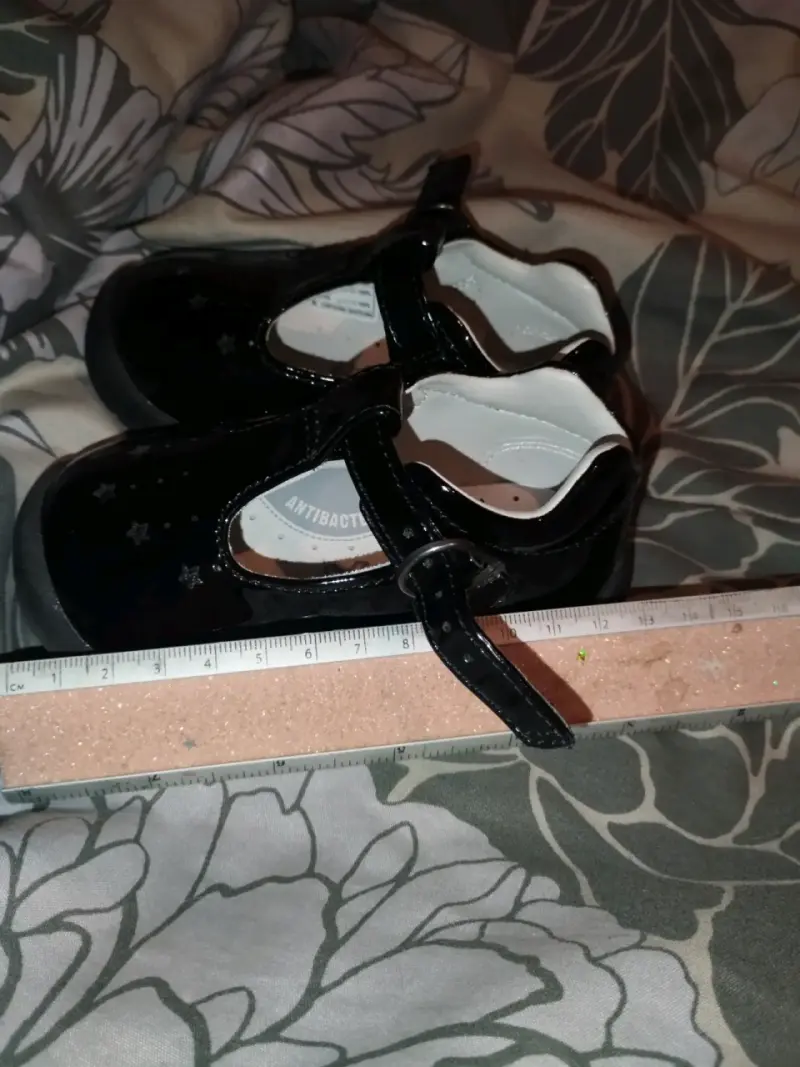 Zapatos de charol negro para niña con estrellas - 2