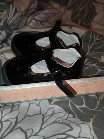 Zapatos de charol negro para niña con estrellas - miniatura 2