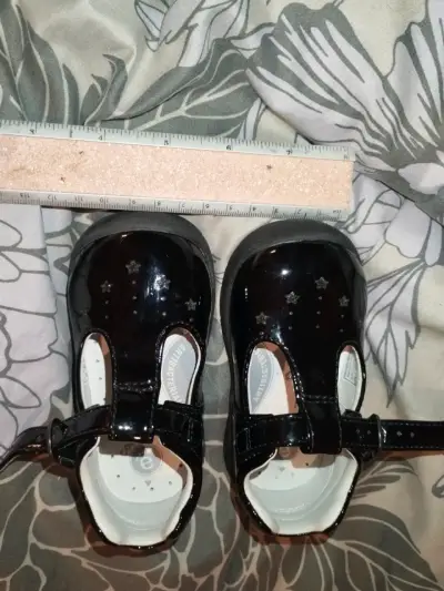 Zapatos de charol negro para niña con estrellas - miniatura 4