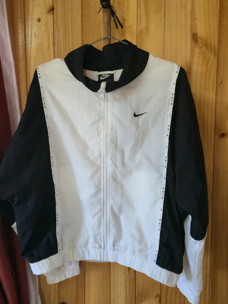 Chaqueta deportiva Nike blanca y negra