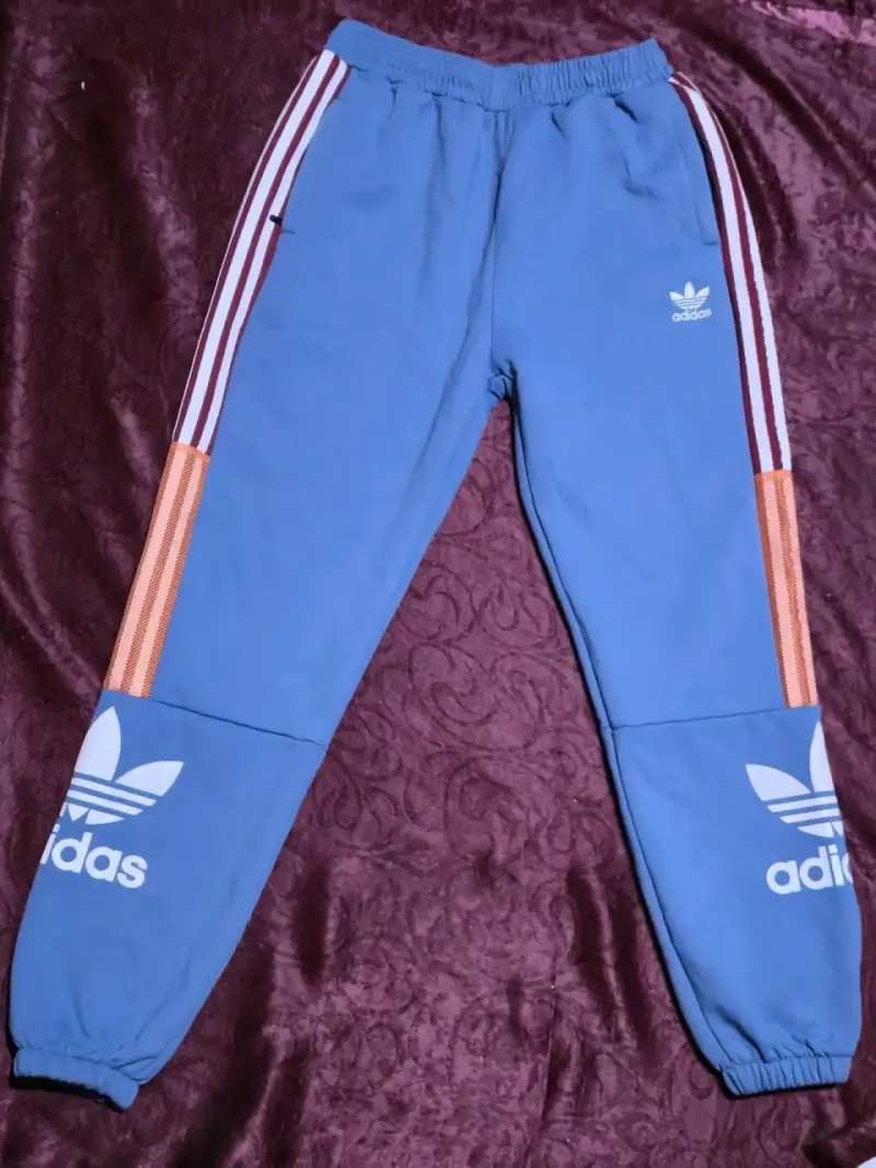 Pantalones deportivos Adidas azules con franjas - 1