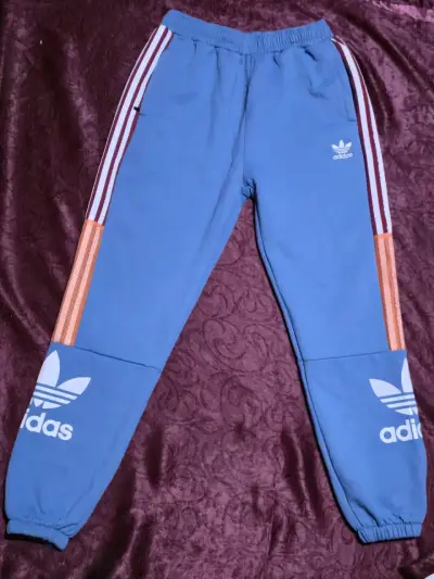 Pantalones deportivos Adidas azules con franjas - miniatura 1