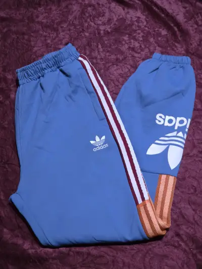 Pantalones deportivos Adidas azules con franjas - miniatura 2