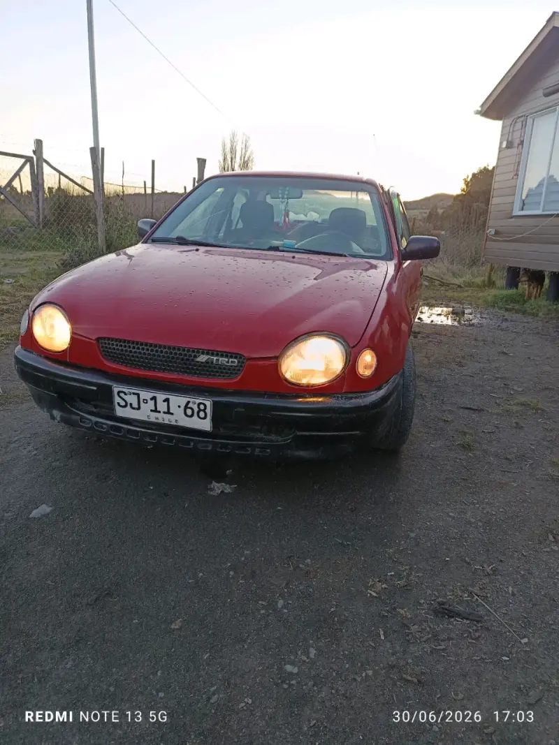 Auto compacto rojo en buen estado - 1
