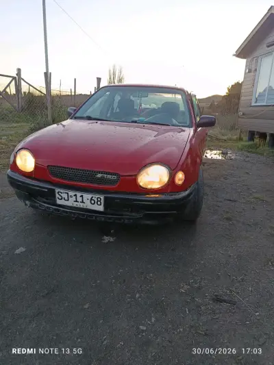 Auto compacto rojo en buen estado - miniatura 1