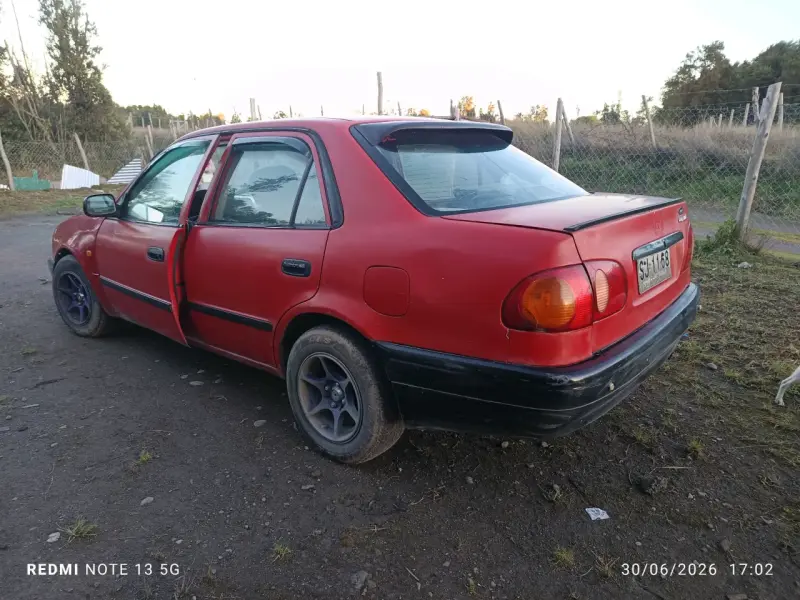 Auto compacto rojo en buen estado - 2