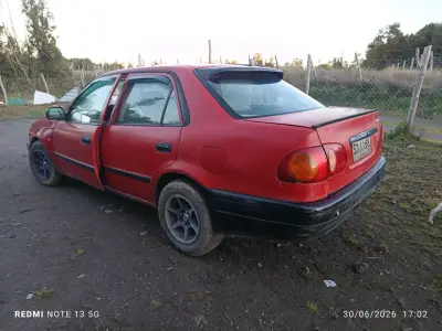 Auto compacto rojo en buen estado - miniatura 2