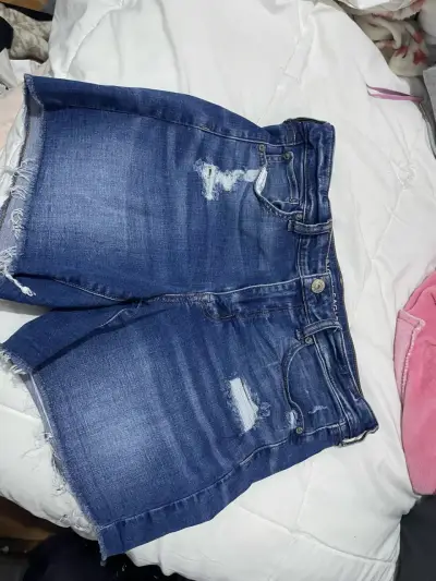 Shorts de mezclilla desgastados para mujer - miniatura 1