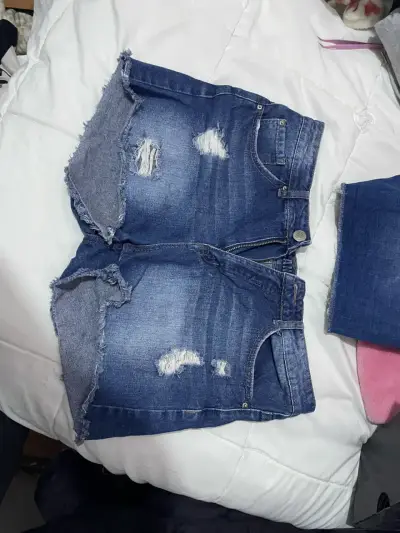 Shorts de mezclilla desgastados para mujer - miniatura 2