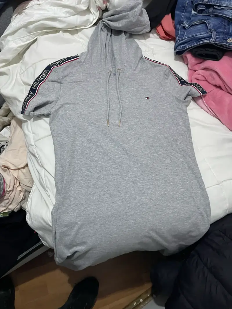 Polerón gris Tommy Hilfiger con capucha