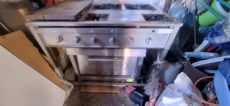 Cocina industrial de acero inoxidable con 6 quemadores - 6