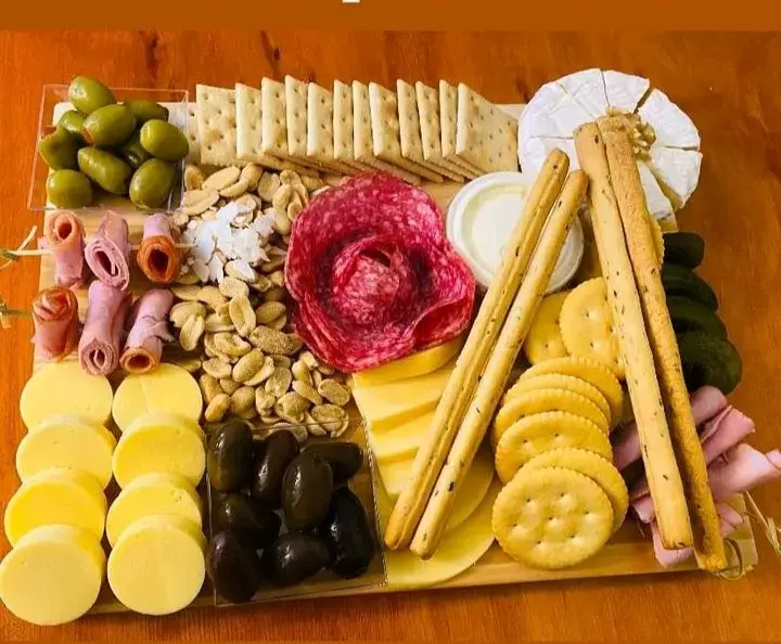 Tabla de quesos y embutidos gourmet - 1