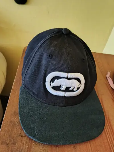 Gorra negra con logo de rinoceronte - miniatura 2