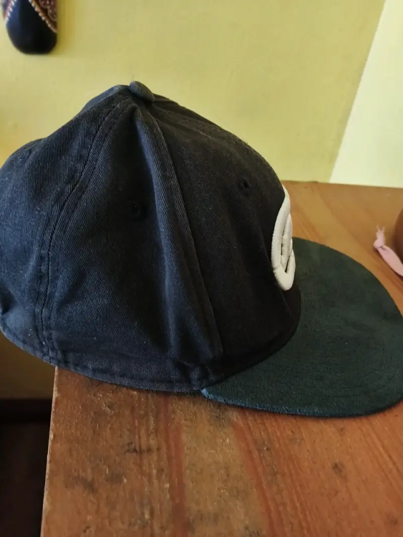 Gorra negra con logo de rinoceronte - 3
