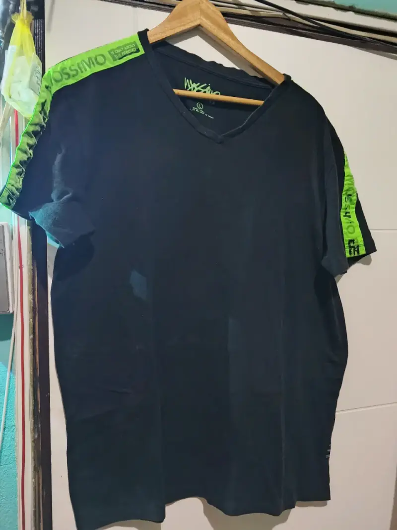 Polera negra con detalles verdes para hombre - 1