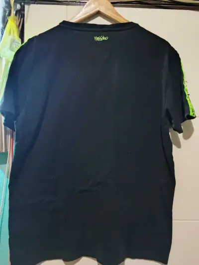 Polera negra con detalles verdes para hombre - miniatura 2