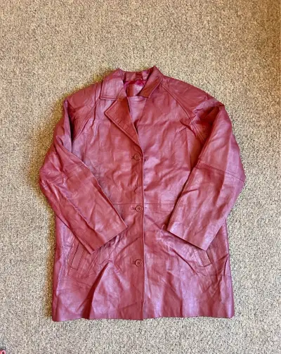 Abrigo de cuero rojo para mujer - miniatura 1