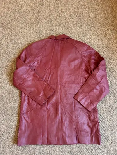 Abrigo de cuero rojo para mujer - miniatura 3