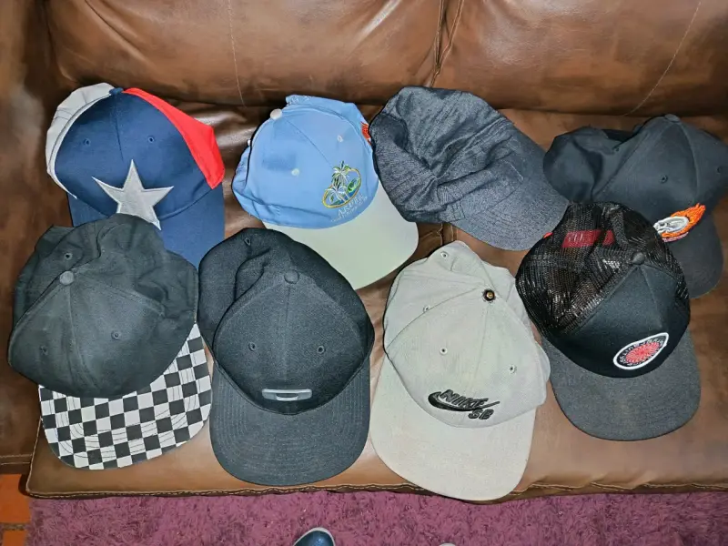 Lote de gorras variadas de estilo casual - 1