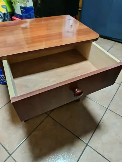 Mesa de noche de madera con cajón - miniatura 1