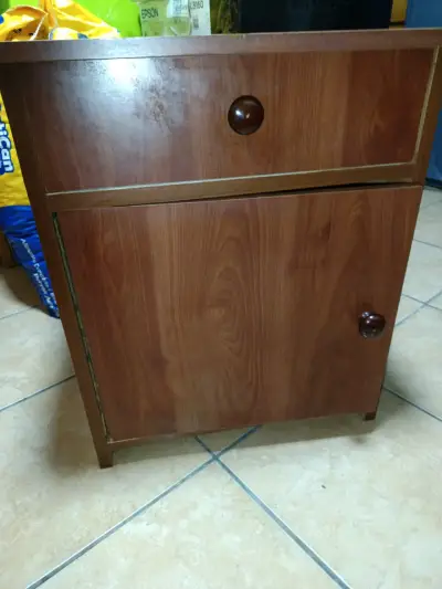 Mesa de noche de madera con cajón - miniatura 2