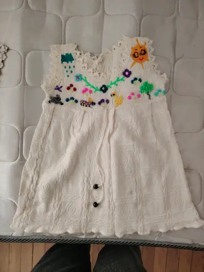 Vestido infantil bordado a mano - miniatura 1