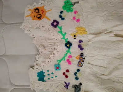 Vestido infantil bordado a mano - miniatura 2