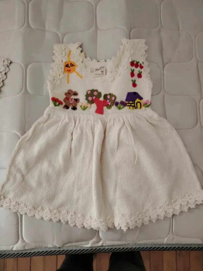Vestido infantil bordado a mano - 1