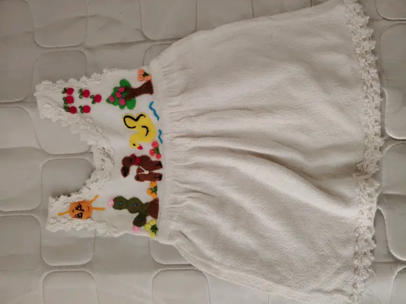 Vestido infantil blanco con bordado colorido - 1