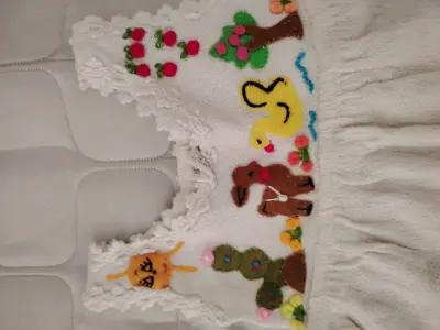 Vestido infantil blanco con bordado colorido - miniatura 2
