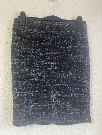 Falda de lana gris con diseño elegante - miniatura 1