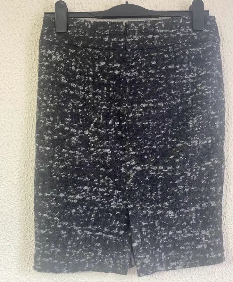 Falda de lana gris con diseño elegante - 2