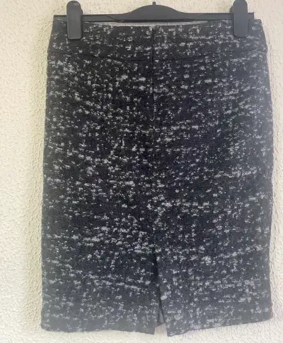 Falda de lana gris con diseño elegante - miniatura 2