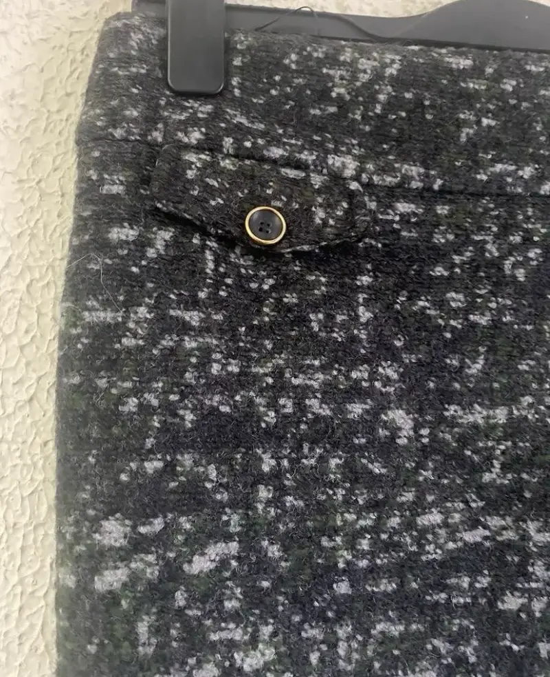 Falda de lana gris con diseño elegante - 3