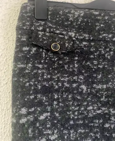 Falda de lana gris con diseño elegante - miniatura 3