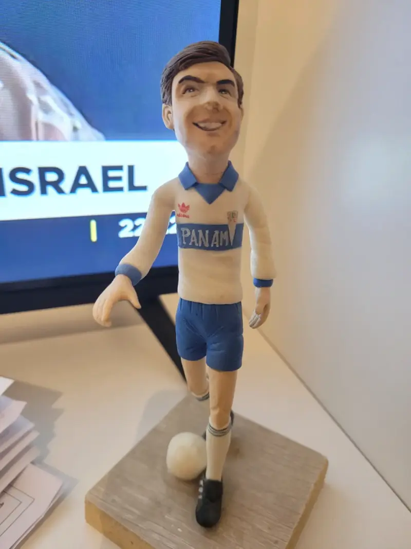 Figura de futbolista retro con uniforme clásico - 1