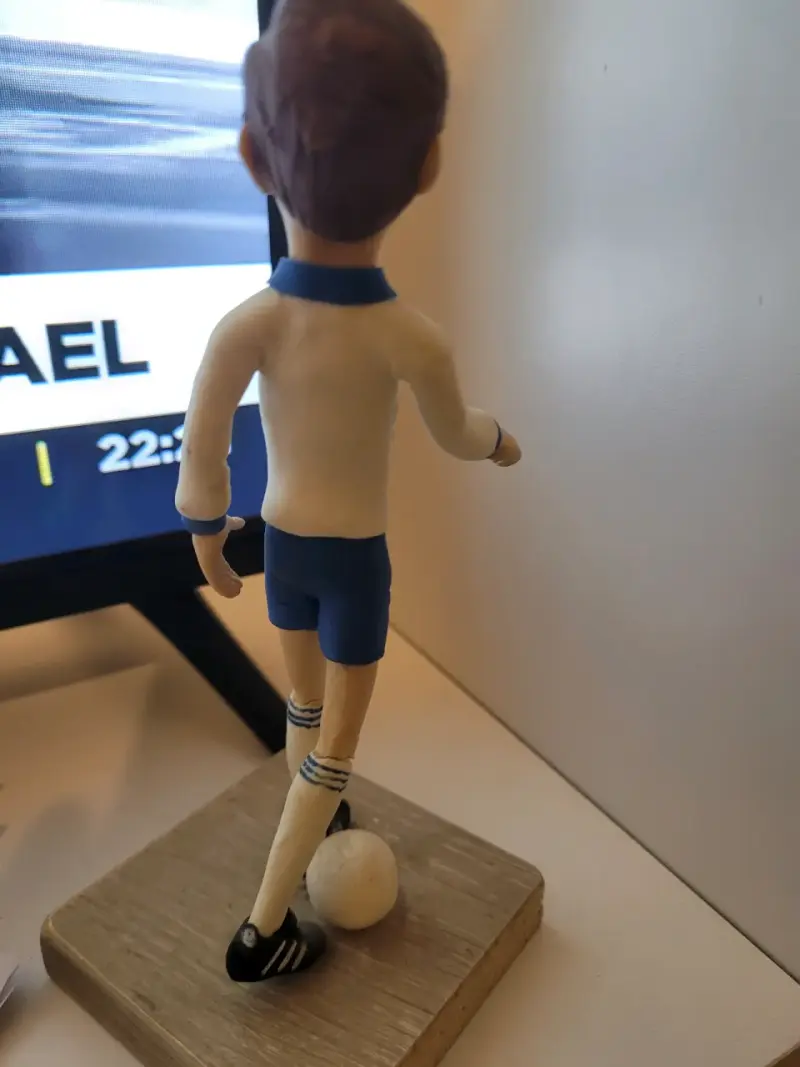 Figura de futbolista retro con uniforme clásico - 2