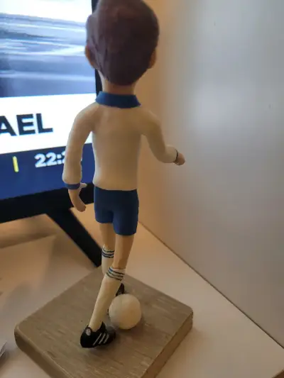 Figura de futbolista retro con uniforme clásico - miniatura 2