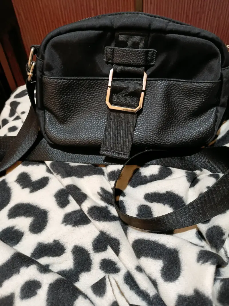 Bandolera negra con hebilla decorativa