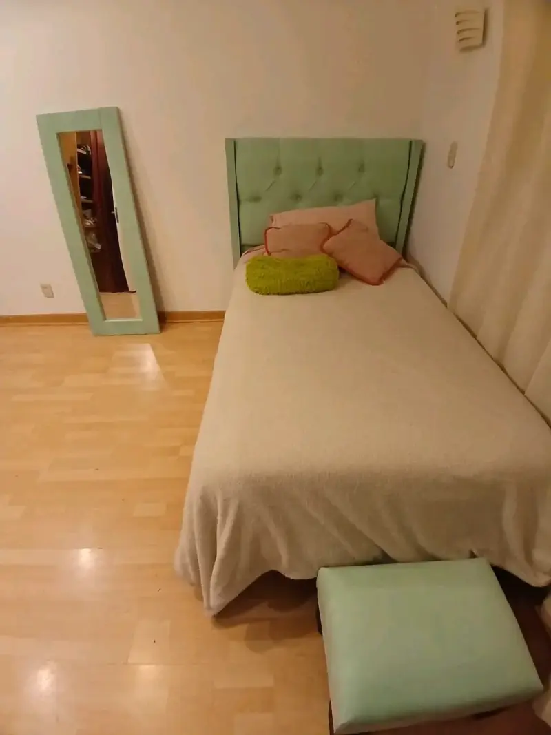 Cama individual con cabecera verde menta