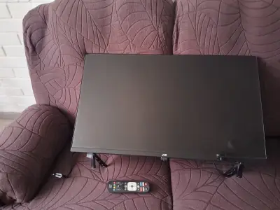 Led Smart TV JVC  de 32” con control remoto - miniatura 1