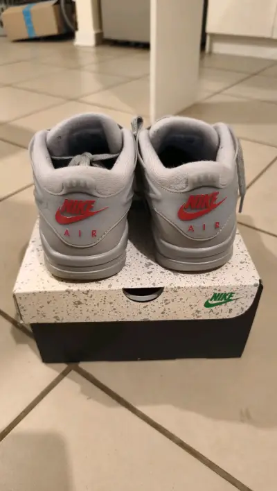 Zapatillas Nike Air Jordan grises talla 7.5 usa - miniatura 2